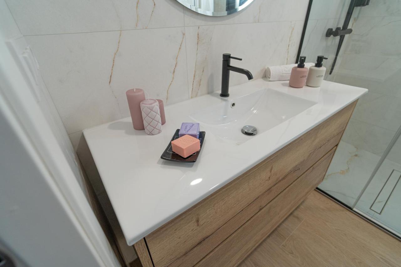Riam Suites Apartamentos Los Palacios Y Villafranca Esterno foto