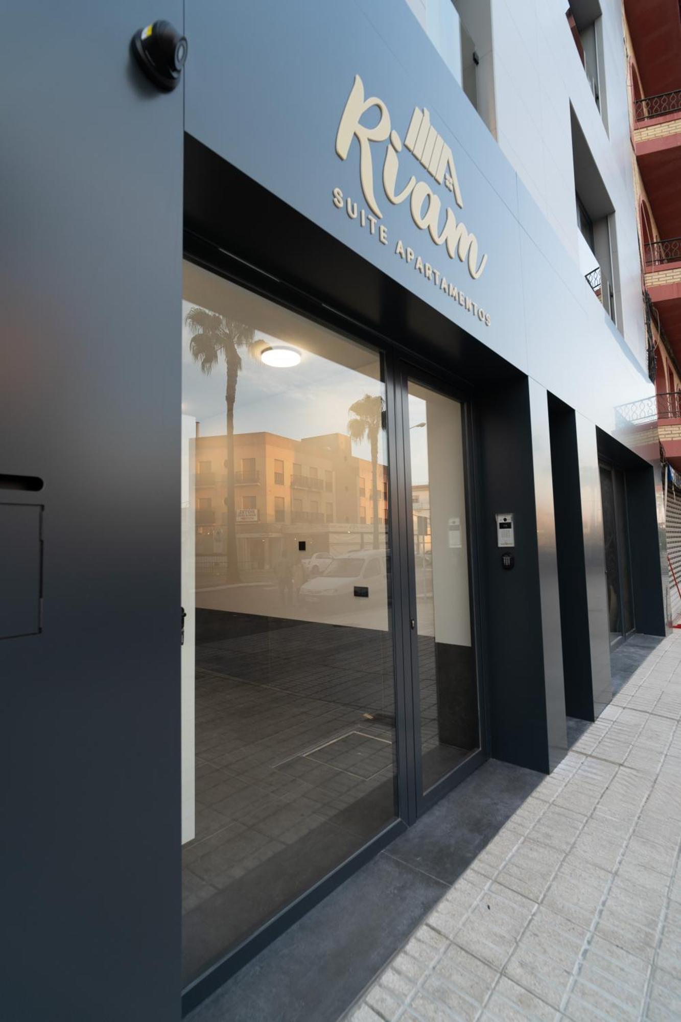 Riam Suites Apartamentos Los Palacios Y Villafranca Esterno foto
